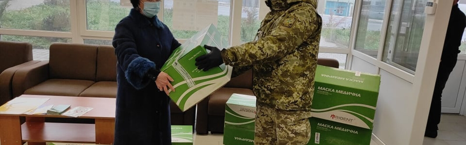 Фонд громади Херсона "Захист" доставив на КПВВ “Каланчак” та “Чонгар” на у ЦНАПи на цих КПВВ 25 тисяч захисних масок