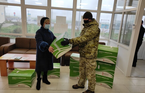 Фонд громади Херсона "Захист" доставив на КПВВ “Каланчак” та “Чонгар” на у ЦНАПи на цих КПВВ 25 тисяч захисних масок